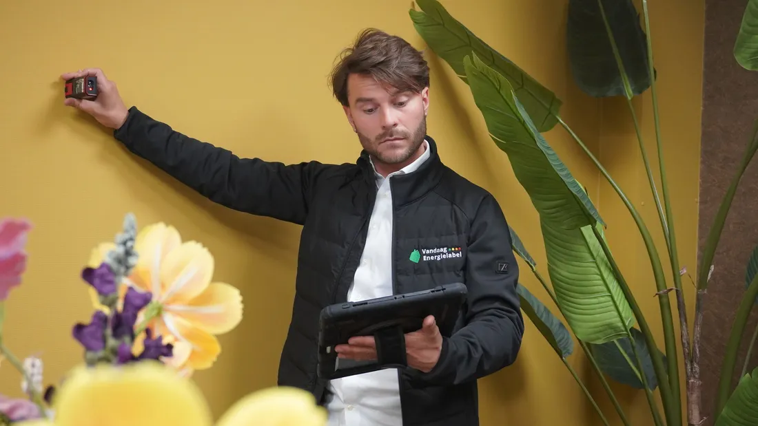 Team werkt rondom een tafel met data en grafieken