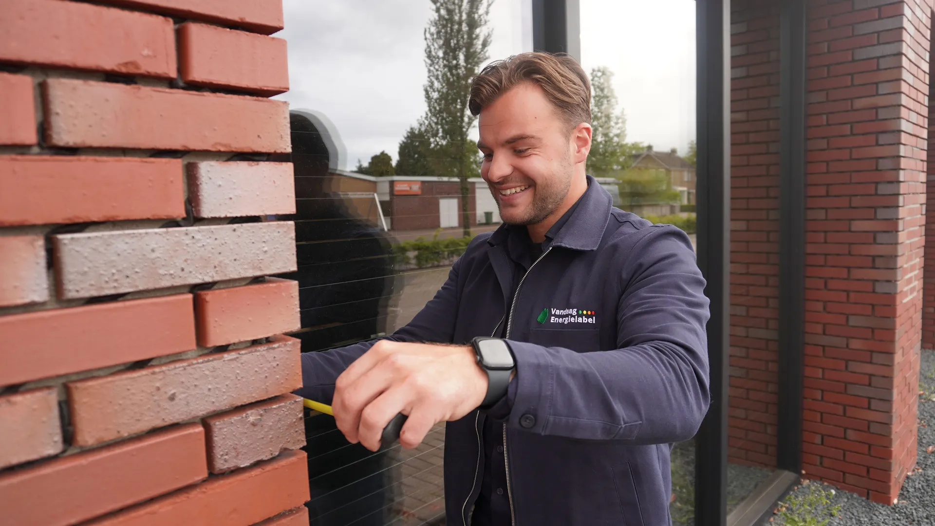 Werknemer in beweging in een kantoorgang