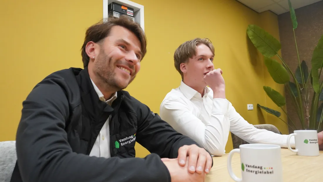 Handen die een rapport ondertekenen